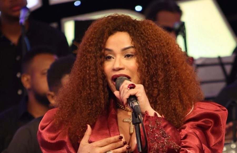 Indira Rubiera cantando en tarima con su banda